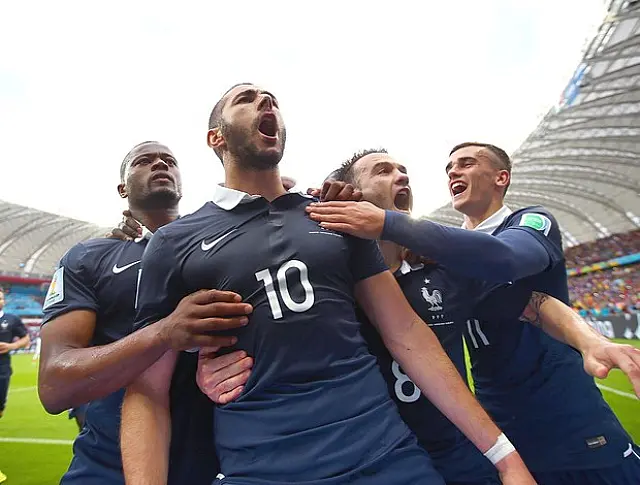 Com show de Benzema, França bate Honduras e lidera