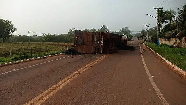 Carreta carregada de carvão tomba próximo ao Distrito de Palmeiras