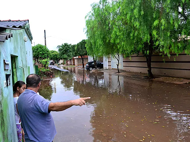 Com rua alagada no bairro Alto, moradores tem dificuldade para entrar em casa
