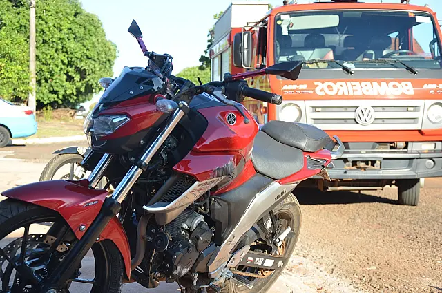 Motociclista tem ferimento na perna após colisão com carro em Anastácio