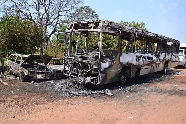 Incêndio supostamente criminoso destrói dois carros e um ônibus em oficina