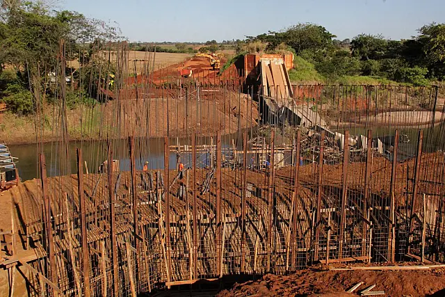Nova ponte em Guia Lopes da Laguna é construída ao lado da estrutura que desabou