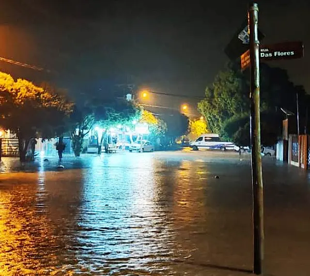 Rua das Flores em Bonito fica alagada