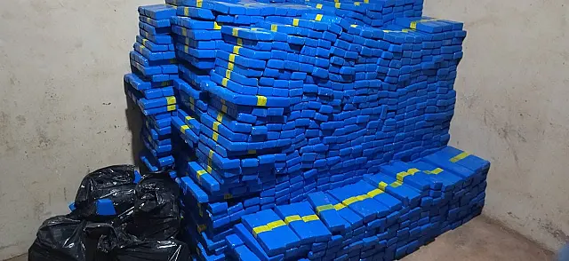 Caminhonete furtada é abandonada com carga de 1,7 tonelada de droga
