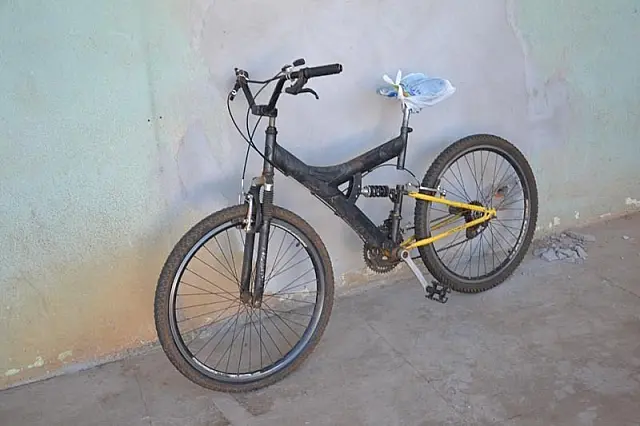 PM flagra jovem com porção de maconha escondida na luva da bicicleta