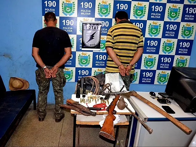 Dupla é presa após parar picape dentro de fazenda para carnear vaca
