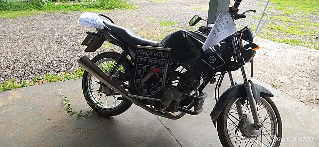Após denúncias, moto roubada é encontrada por PMs