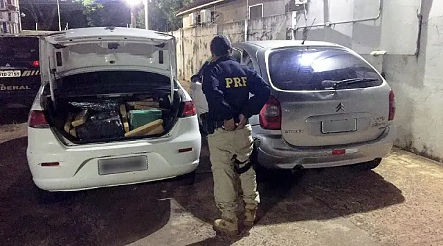 PRF apreende meia tonelada de maconha em um Siena, junto de outro veículo batedor
