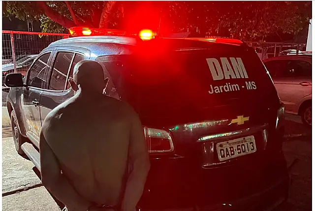 Investigado por espancar esposa é preso por tráfico e porte irregular de arma