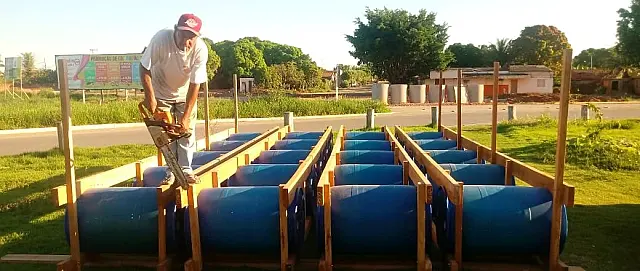 Balsa artesanal contorna problema de transporte e vira atrativo a mais sobre Rio Salobra