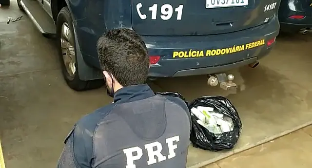 Casal é preso com 45 kg de cocaína no carro em que estavam 3 crianças