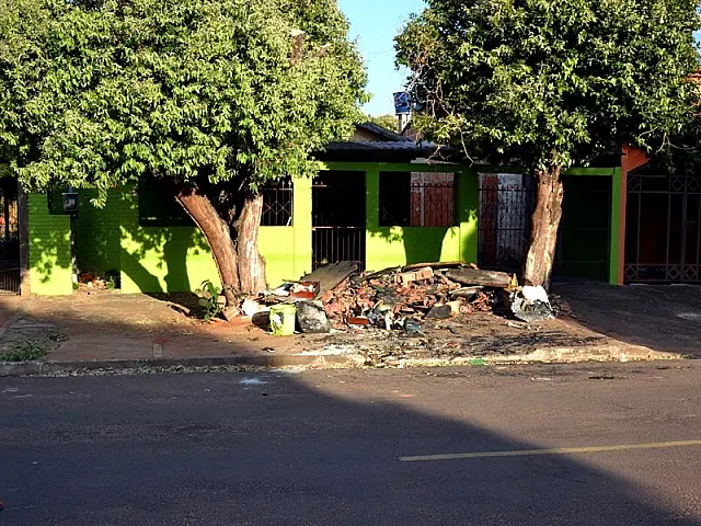 Família tenta se recuperar depois de ter casa destruída pelo fogo na Santa Terezinha