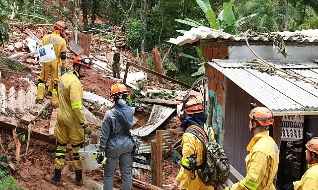 Após pausa, buscas por vítimas em São Sebastião entram no sétimo dia
