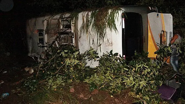Criança de 3 anos morre e outras 16 pessoas ficam feridas em acidente