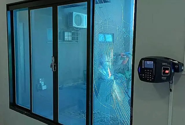 Homem quebra vidros e ameaça funcionários da Câmara de Sidrolândia