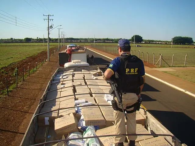 PRF intercepta três carretas lotadas de cigarros