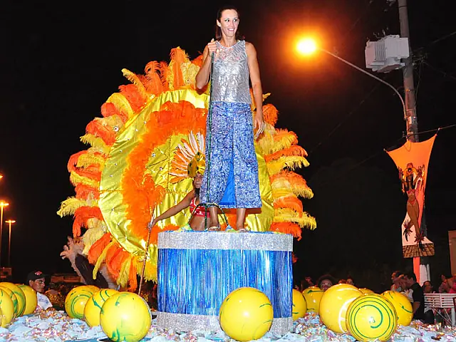 Homenageada, aquidauanense Talita desfila pela Unidos da Princesa