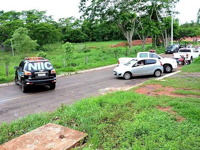 Carro de mulher desaparecida é levado à delegacia para novas averiguações