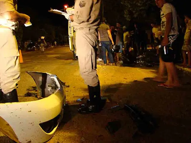 Motorista foge deixando parachoque do veículo após se chocar com motociclista