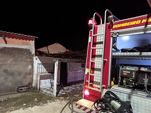 Casa é destruída pelo fogo em Ladário