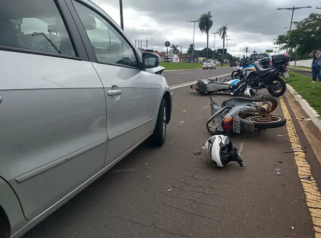 Veículo atinge motos do Batalhão de Trânsito paradas em abordagem