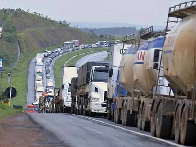 Caminhoneiros mantêm bloqueios em rodovias federais