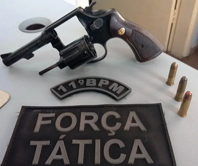 PM apreende arma de fogo e munições com motociclista em Guia Lopes da Laguna