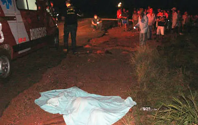 Pai, grávida e filho que estavam em moto morrem atropelados por carreta na MS-487