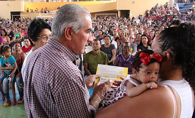 Governo entrega cartões sociais para 1.643 famílias em Campo Grande