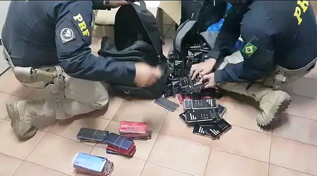 PRF apreende 492 celulares com passageiros de van em Anastácio