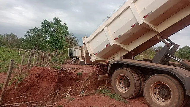 Equipes municipais fazem manutenção no Assentamento Indaiá I