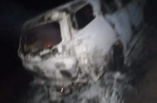 Corpos são encontrados em porta-malas de carro incendiado