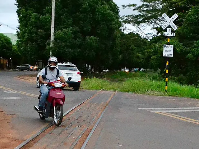 Gerente de Obras diz que houve recapeamento em via com passagem de nível