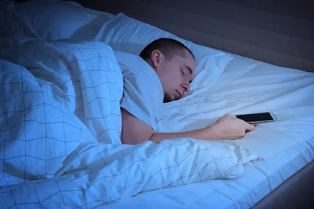 Homem dorme na casa de amiga com celular na mão e tem aparelho furtado