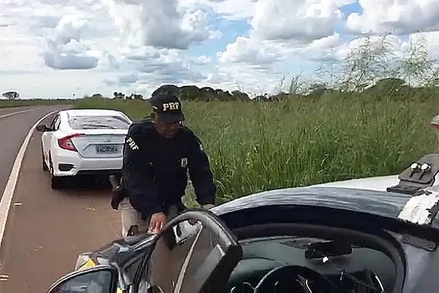 Empresário tem carro roubado e veículo é abandonado após ficar sem gasolina