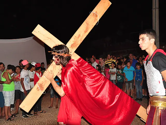 Encenação da Paixão de Cristo reúne grande público na Avenida Pantaneta
