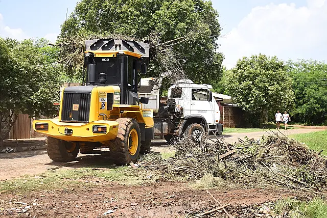 Prefeitura realiza serviços de limpeza e tapa-buraco em bairros de Aquidauana