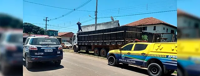 Polícia apreende caminhão abarrotado com 450 caixas de cigarros vindos do Paraguai