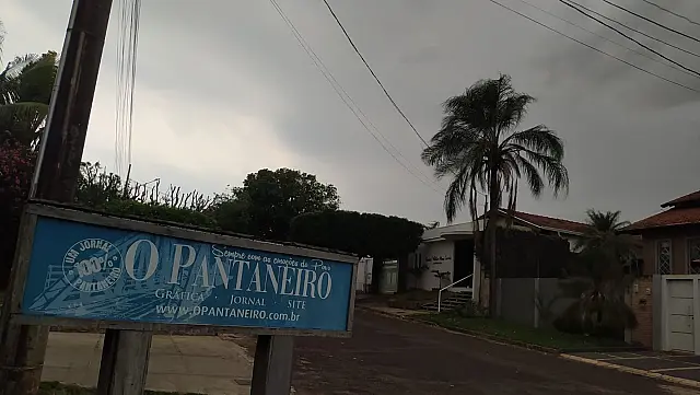 Após tempestade na madrugada, chuvas e ventos fortes continuam