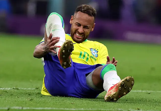 Neymar saiu de campo chorando com dores no tornozelo