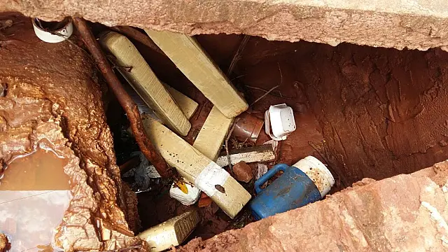 PM localiza 8,5 kg de maconha escondidas em 'boca de lobo'