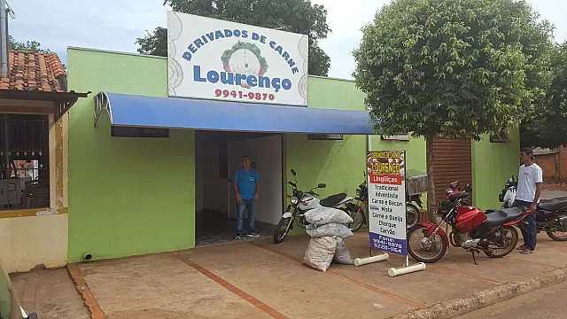 Após incêndio, proprietário de comércio de derivados de carne tenta se reerguer