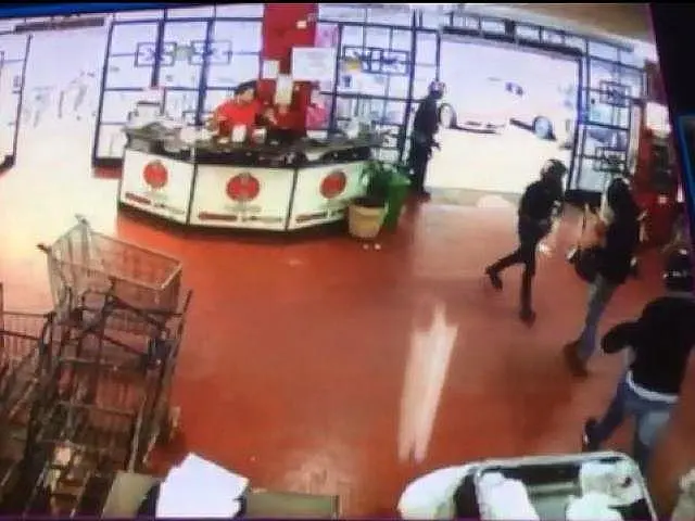 Clientes de supermercado ficam na mira de bandidos durante assalto na fronteira