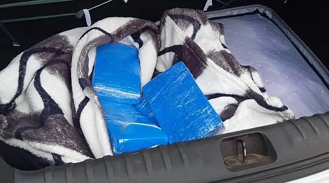 Levando 5 quilos de cocaína, motorista de aplicativo e um passageiro são presos