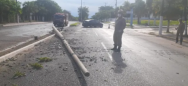 Motorista perde o controle da direção e derruba poste
