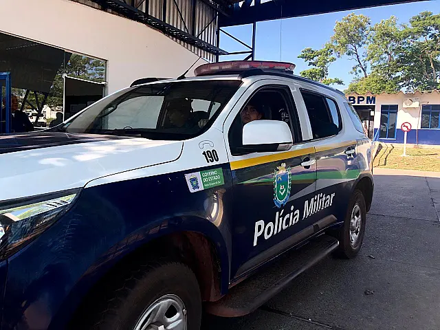 Homem invade oficina e tenta matar mecânico com foice