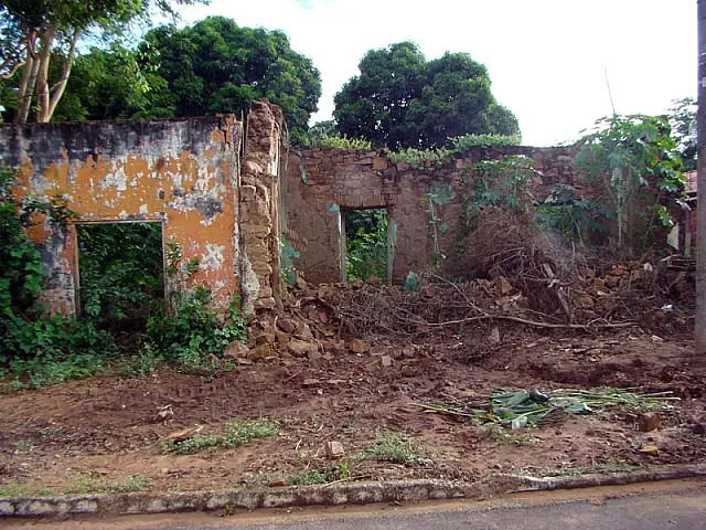 Antigo casarão de mais de cem anos desmorona em Anastácio