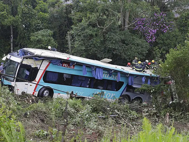 Sobe para 16 o número de mortos em acidente com ônibus na Régis Bittencourt