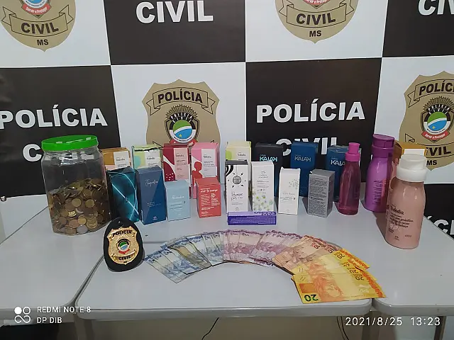 Casal é preso por furto em loja de cosméticos