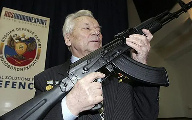 Mikhail Kalashnikov, inventor do AK-47, morre aos 94 anos